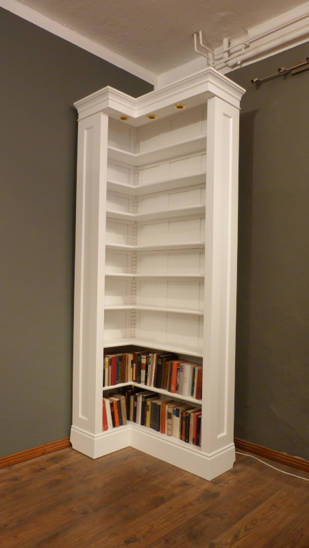 Schlichtes Eckregal mit Beleuchtung, massiv Erle weiß lasiert 1