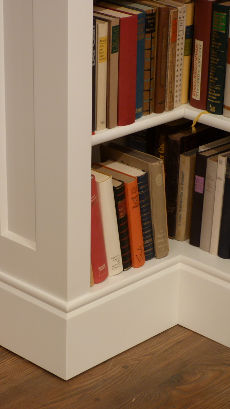 Schlichtes Eckregal mit Beleuchtung, massiv Erle weiß lasiert 1