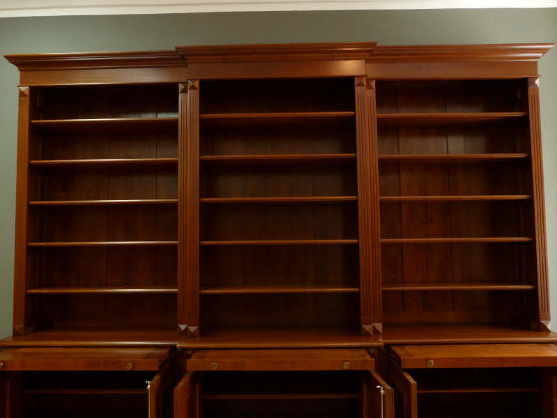 Massivholz Bücherregale nach Maß, DREIER10 Nussbaum Bücherregal mit geschlossenem Unterbau