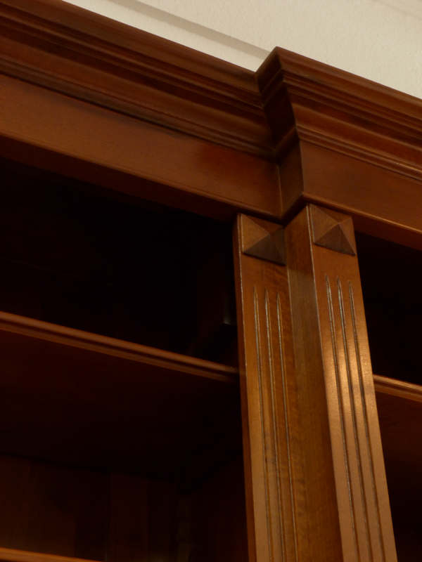 Massivholz Bücherregale nach Maß, DREIER10 Nussbaum Bücherregal mit geschlossenem Unterbau