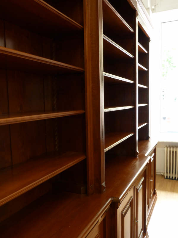 Massivholz Bücherregale nach Maß, DREIER10 Nussbaum Bücherregal mit geschlossenem Unterbau