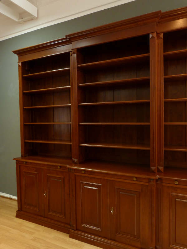 Massivholz Bücherregale nach Maß, DREIER10 Nussbaum Bücherregal mit geschlossenem Unterbau