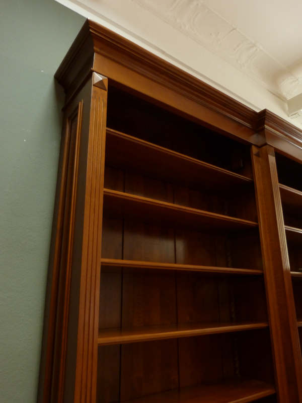 Massivholz Bücherregale nach Maß, DREIER10 Nussbaum Bücherregal mit geschlossenem Unterbau