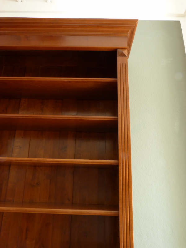 Massivholz Bücherregale nach Maß, DREIER10 Nussbaum Bücherregal mit geschlossenem Unterbau