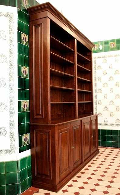 Regal mit Türen Massivholz Nussbaumton DOPPLER13 - Bild 3