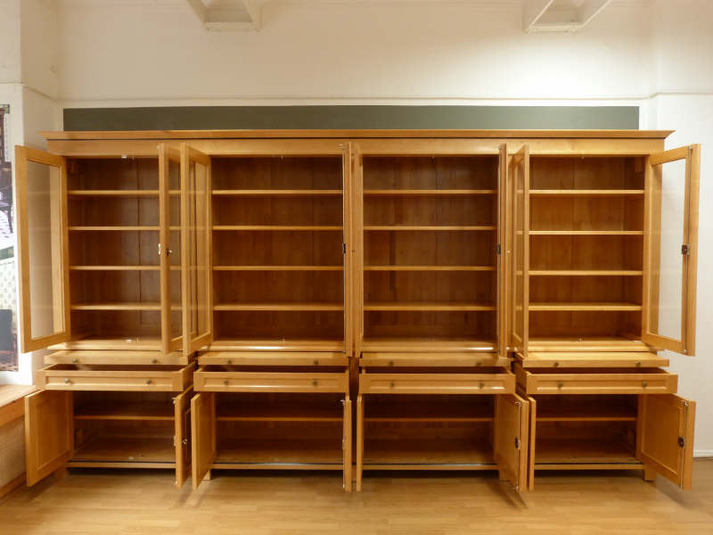 Massivholz Bücherregale nach Maß, Regalwand verglast und mit Auszügen