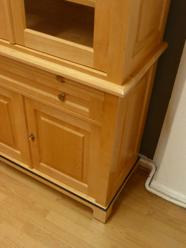 Massivholz Bücherregale nach Maß, Regalwand verglast und mit Auszügen