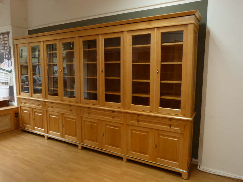 Massivholz Bücherregale nach Maß, Regalwand verglast und mit Auszügen