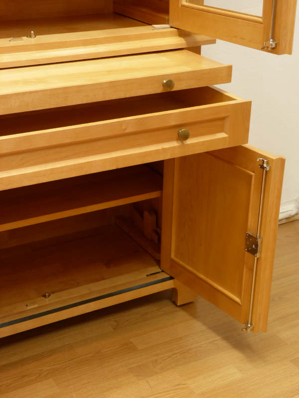 Massivholz Bücherregale nach Maß, Regalwand verglast und mit Auszügen