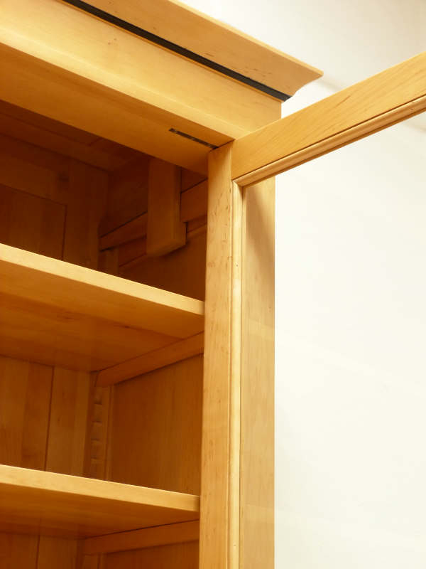 Massivholz Bücherregale nach Maß, Regalwand verglast und mit Auszügen