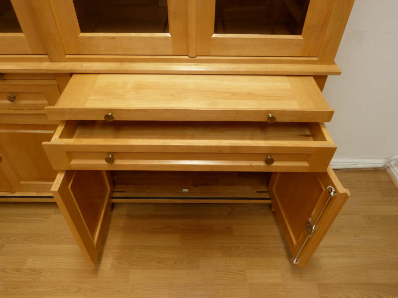 Massivholz Bücherregale nach Maß, Regalwand verglast und mit Auszügen