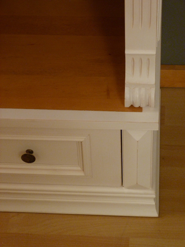 Bücherregal im Gründerzeitstil mit Schublade, Erle massiv, weiss lasiert