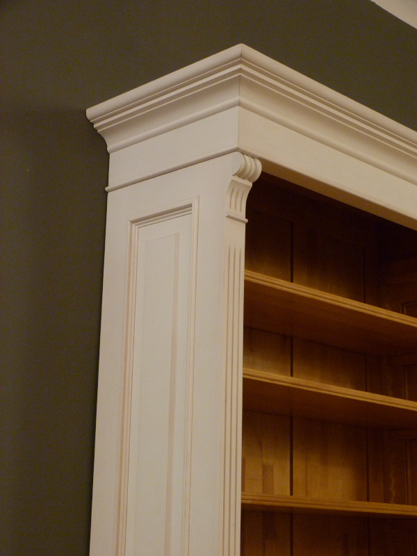 Bücherregal im Gründerzeitstil mit Schublade, Erle massiv, weiss lasiert