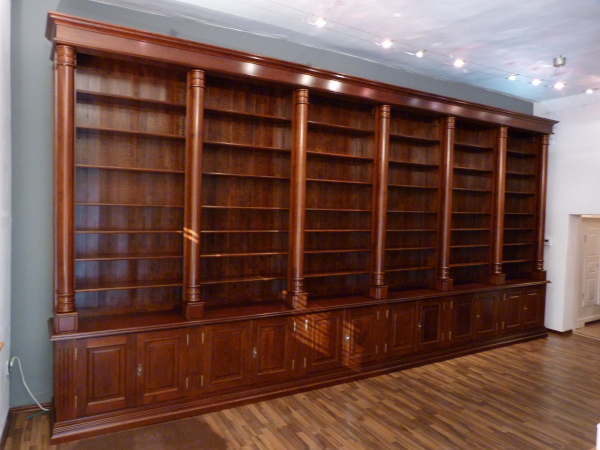 Bücherregale nach Maß, Massivholz Regal, monumentale Ausführung mit Säulen
