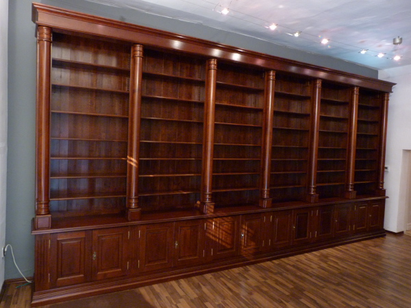 Bücherregale nach Maß, Massivholz Regal, monumentale Ausführung mit Säulen