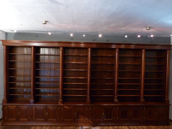 Bücherregale nach Maß, Massivholz Regal, monumentale Ausführung mit Säulen
