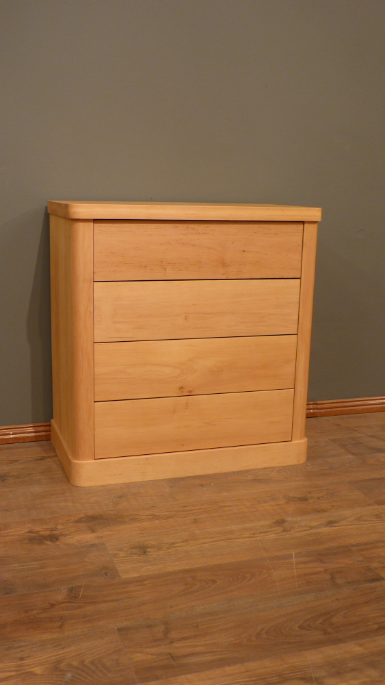 Formschöne Massivholz Kommode in schlichter Ausführung