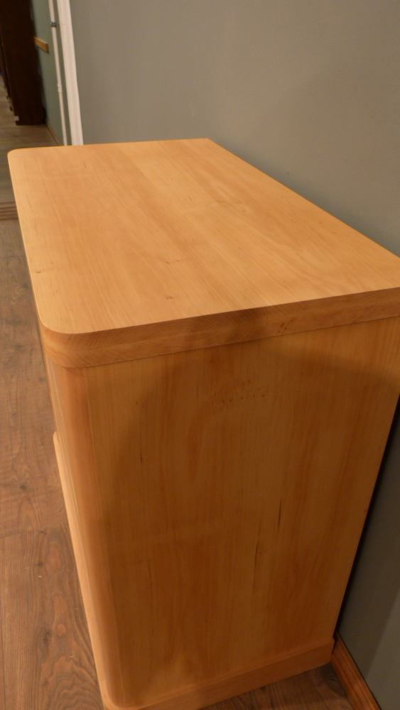 Formschöne Massivholz Kommode in schlichter Ausführung