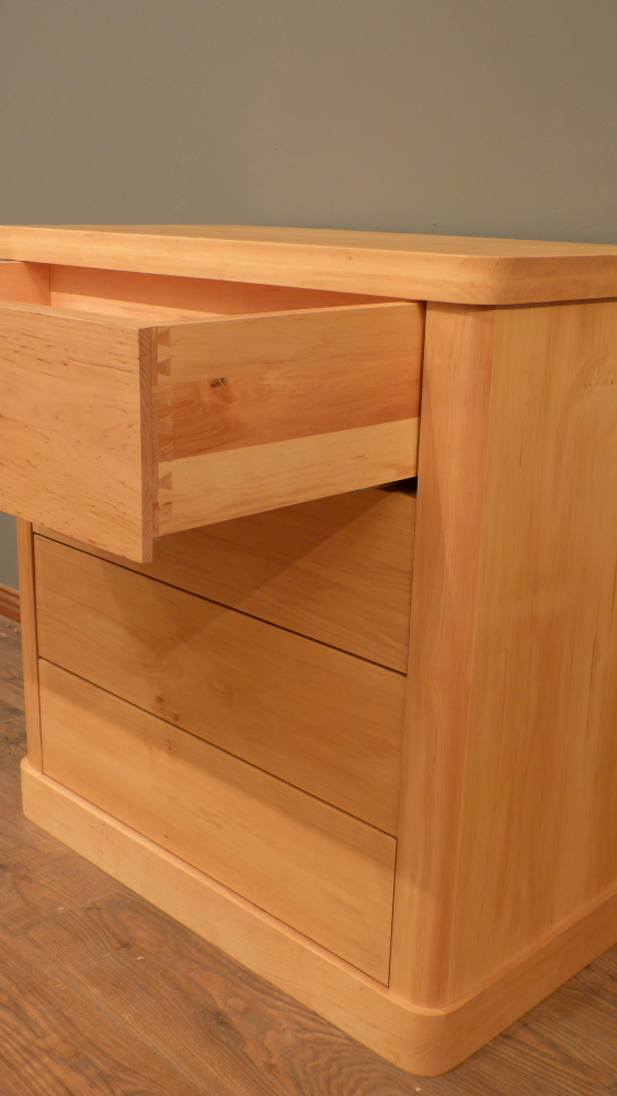 Formschöne Massivholz Kommode in schlichter Ausführung
