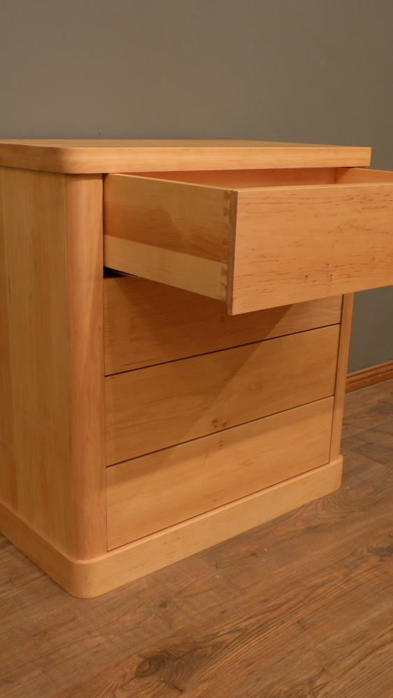 Formschöne Massivholz Kommode in schlichter Ausführung