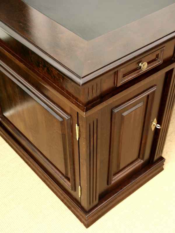 Detailansicht vom Schreibtisch - Türscharnier