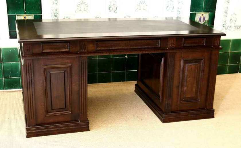 Rückseite vom Schreibtisch frei stellbar