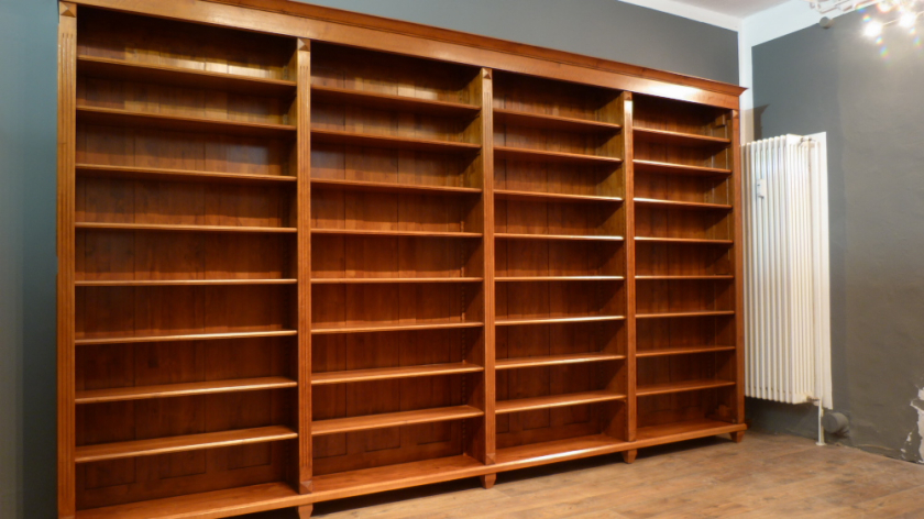 Klassische Regalwand im hellen Mahagoniton