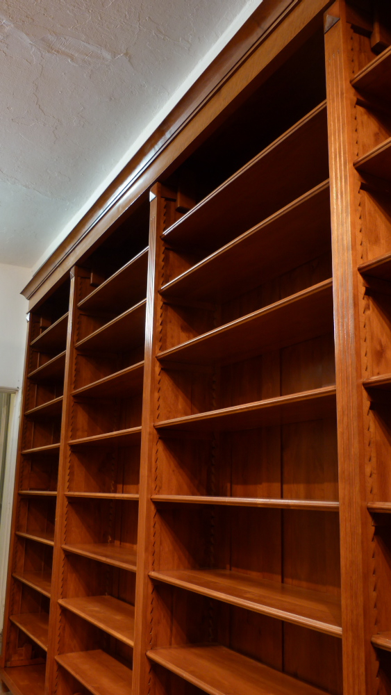 Klassische Regalwand im hellen Mahagoniton