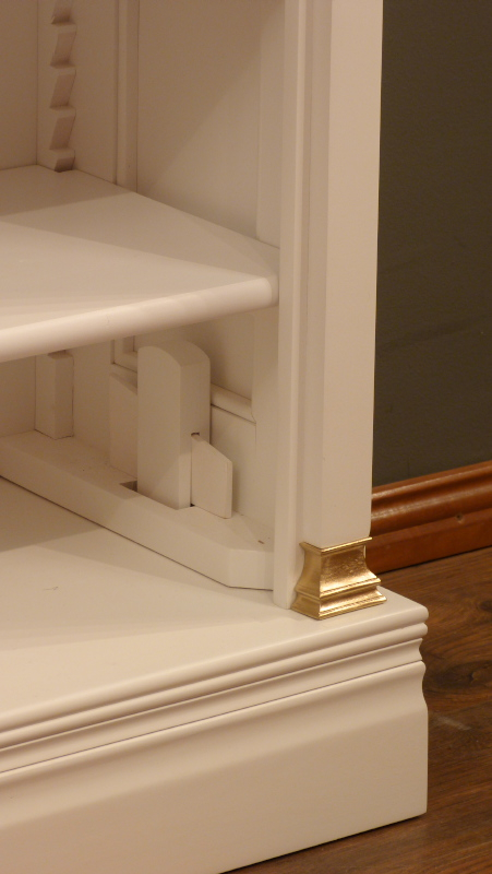 Massivholz Bücherregal mit Messingapplikationen