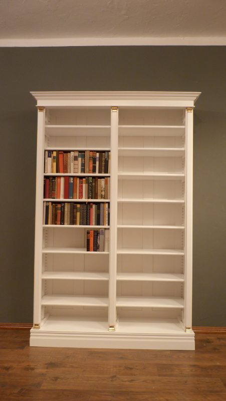 Massivholz Bücherregal mit Messingapplikationen