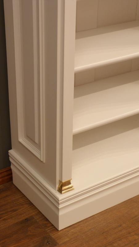 Massivholz Bücherregal mit Messingapplikationen