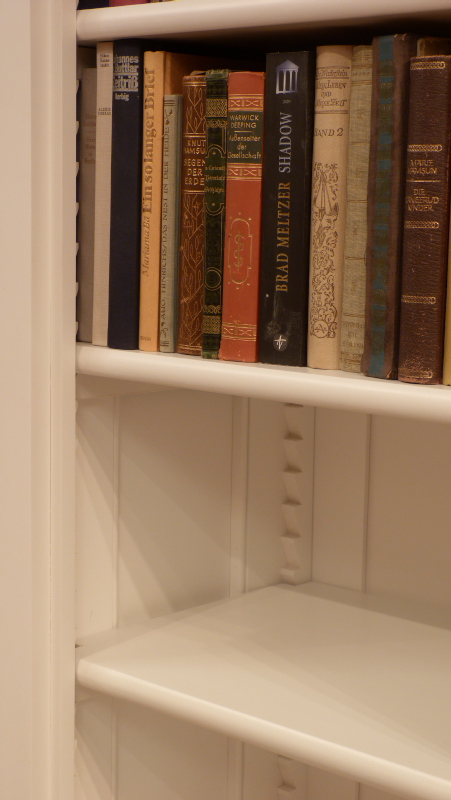 Massivholz Bücherregal mit Messingapplikationen