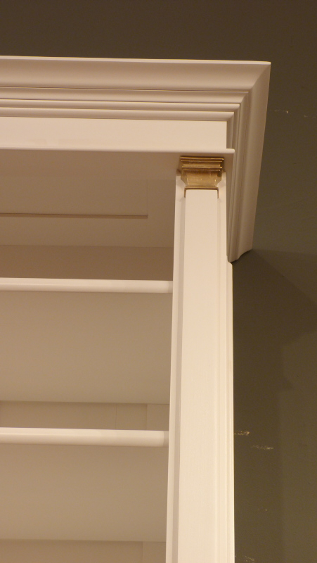 Massivholz Bücherregal mit Messingapplikationen