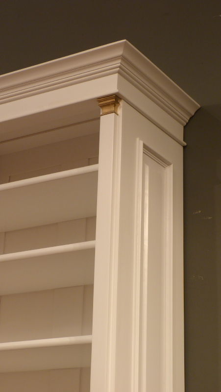 Massivholz Bücherregal mit Messingapplikationen