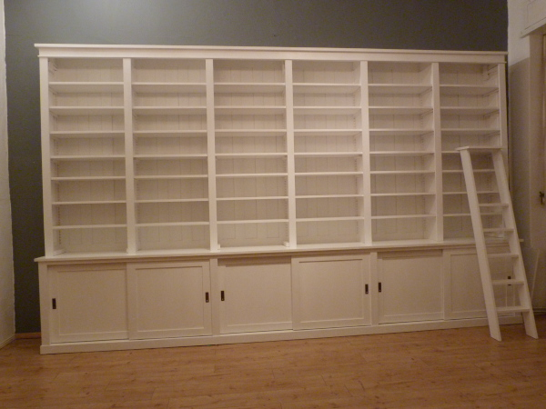 Bücherwand mit Schiebetüren, Erle Massivholz, weiss lasiert