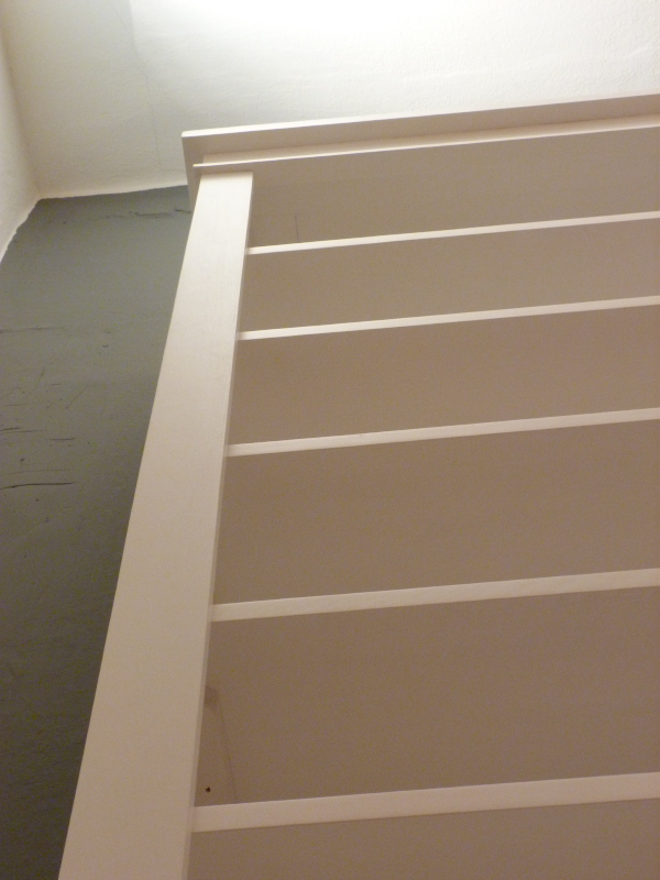 Bücherwand mit Schiebetüren, Erle Massivholz, weiss lasiert