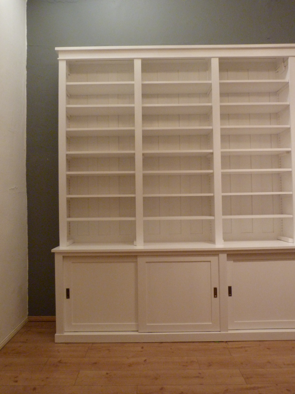 Bücherwand mit Schiebetüren, Erle Massivholz, weiss lasiert