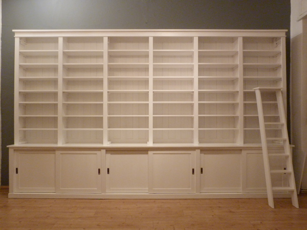 Bücherwand mit Schiebetüren, Erle Massivholz, weiss lasiert