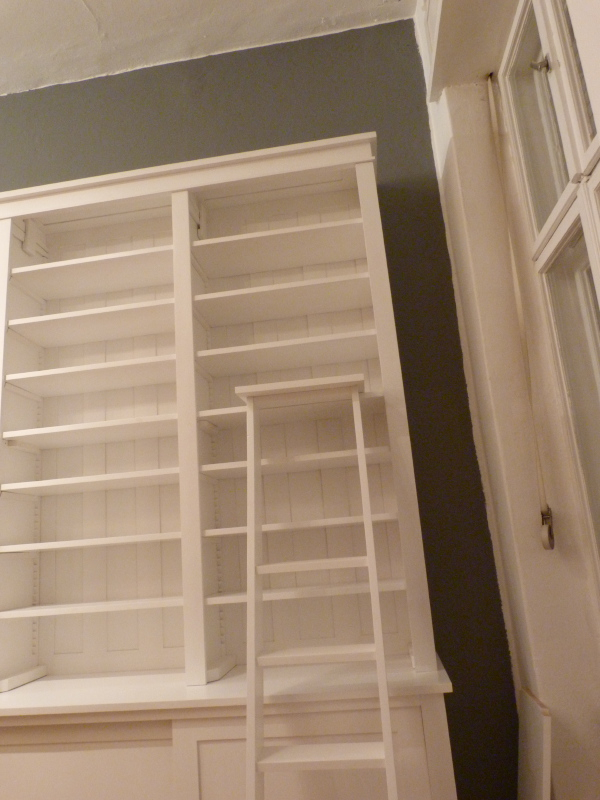 Bücherwand mit Schiebetüren, Erle Massivholz, weiss lasiert