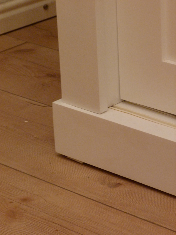 Bücherwand mit Schiebetüren, Erle Massivholz, weiss lasiert