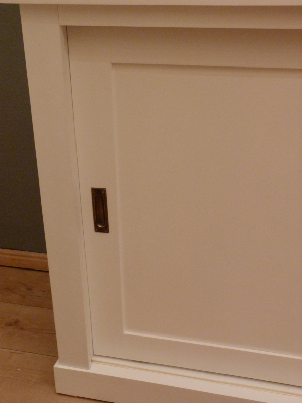 Bücherwand mit Schiebetüren, Erle Massivholz, weiss lasiert