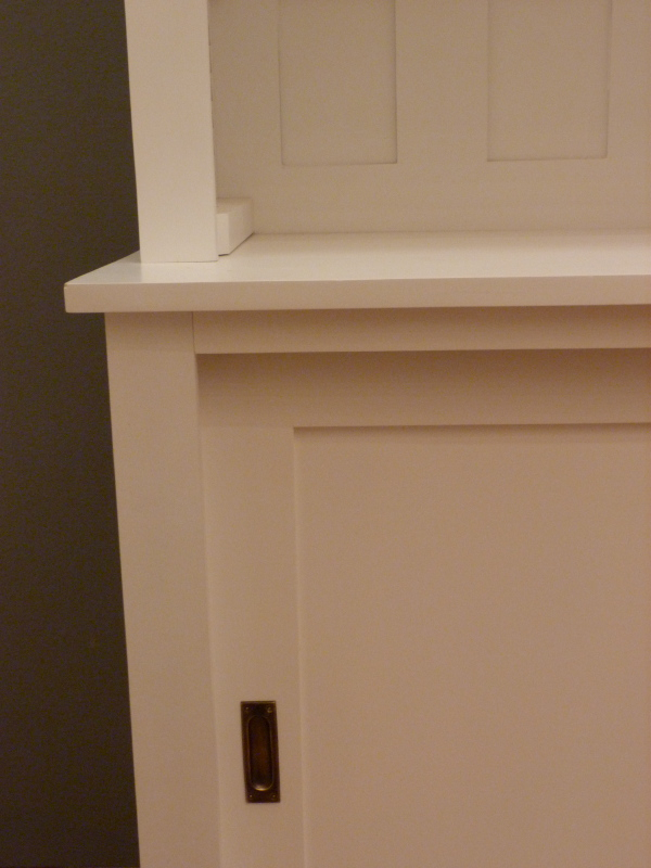 Bücherwand mit Schiebetüren, Erle Massivholz, weiss lasiert